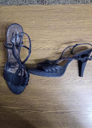 Атласні чорні босоніжки