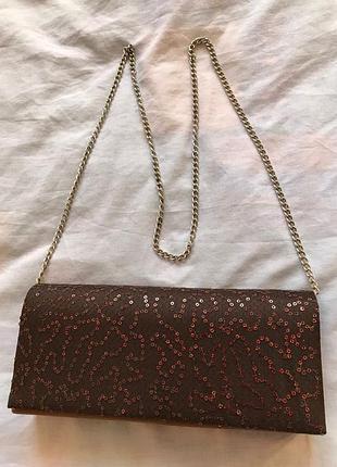 Симпатичный клатч на жёстком каркасе из атласной ткани