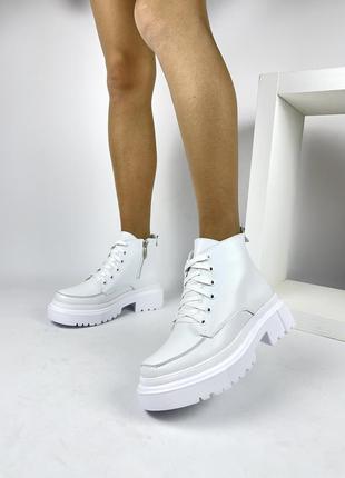 Белые ботинки из натуральной кожи