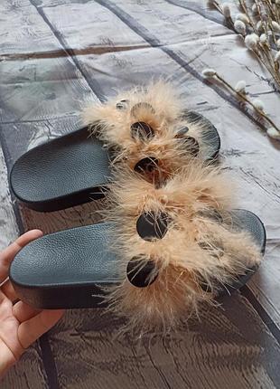 Шлёпанцы с перьями и большими пайетками