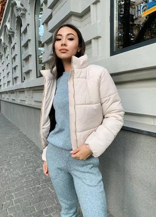 Демисезонная женская куртка на молнии короткая