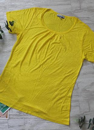 Легенька яскрава футболка chris line на розмір m