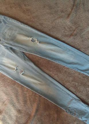 Джинсы рваные