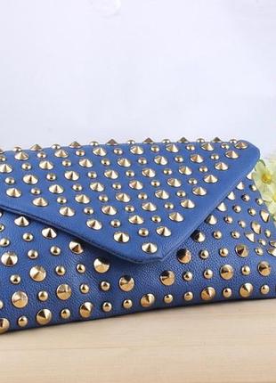 Синяя сумочка-клатч с шипами