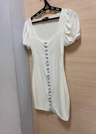 Белое платье с объёмными рукавами