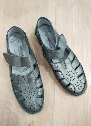 Туфлі, босоніжки