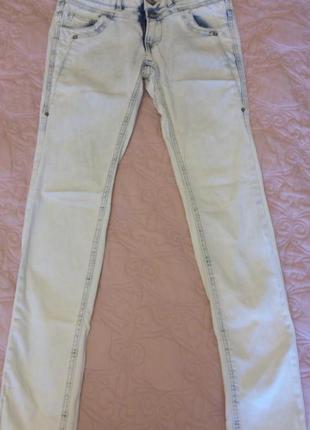 Белые джинсы