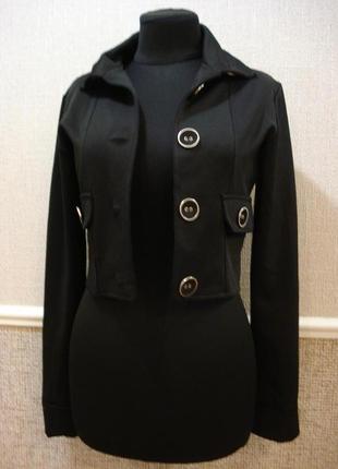 Короткий молодежный пиджак, одежда в стиле кэжуал.