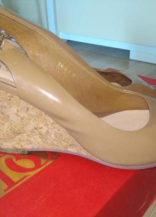 Продам босоножки basconi в отличном состоянии 38 -37, 5