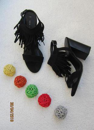 Замшеві босоніжки з бахромою