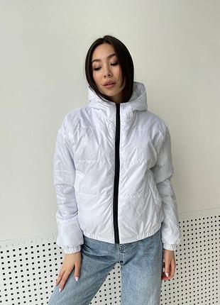 Біла жіноча демісезонна куртка на блискавці з капюшоном