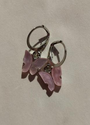 Сережки з пастельно рожевими метеликами під срібло