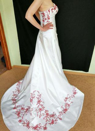 Новое свадебное платье с красной вышивкой2 фото