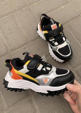 Спортивні кросівки