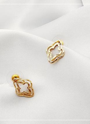 Сережки пуссети гвоздики золотисті чотирилисник