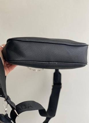 Женская сумка в стиле prada re-edition black leather.женская сумочка с длинной ручкой7 фото