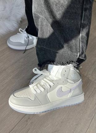 Шкіряні жіночі кросівки nike air jordan 1 retro mid grey blue
. сірі з фіолетовим лого