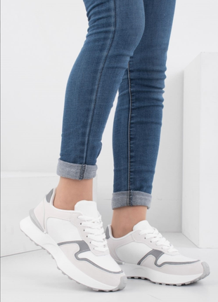 Жіночі білі кросівки