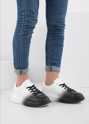 Женские черно-белые кроссовки