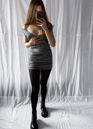 Сіра сукня по фігурі з глибоким вирізом1 фото