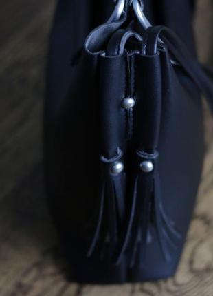 Стильная черная сумка из pu-кожи с кисточками и на длинной ручке!4 фото