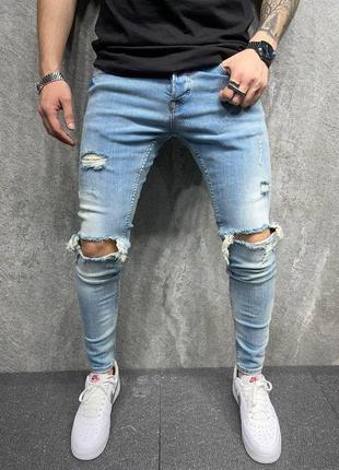Модные мужские класичиские голубые джинсы зауженые  без нашивок с порезами и небольшими потертостями