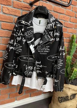 Чоловіча шкіряна куртка бомбер чорна з білими написами модна косуха для хлопця чудової якості5 фото