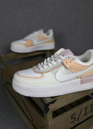 Женские весение низкие кроссовки nike air force белые с сиреневым и пудрой летние кросовки найк аир форс4 фото