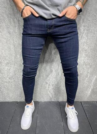 Темно синие мужские джинсы  зауженые к низу класические без дырок нашивок и потертостей