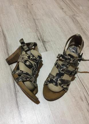 Класні натур шкіра босоніжки плетінки від unisa (36р) 23-23,5 см