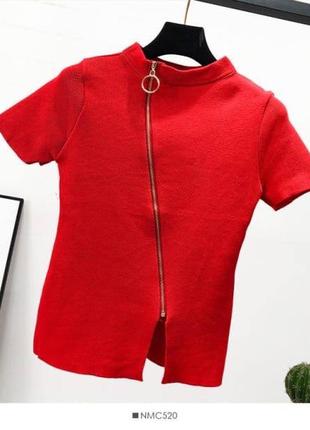 Красная футболка женская из тонкой машинной вязки с косой молнией