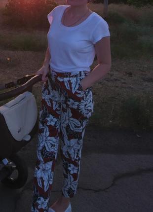Коттоновые летние штаны в цветочный принт, классические брюки1 фото