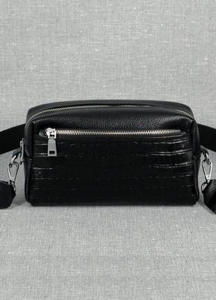 Женская кожаная сумка на длинном ремешке черная