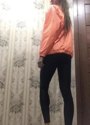 Яскрава вітровка