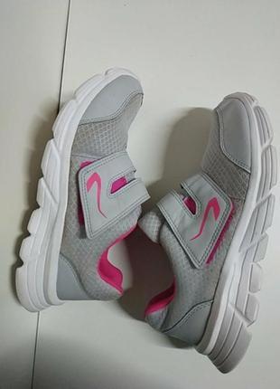 Легкі і комфортні спортивні кросівки від французького бренду