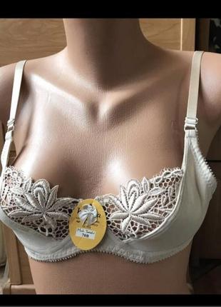 Бежевый бюстгальтер