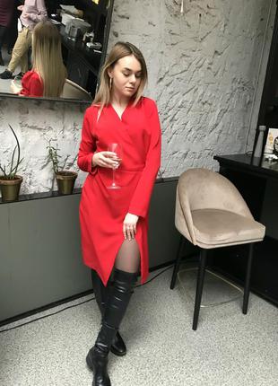 Эффектное платье красного цвета5 фото