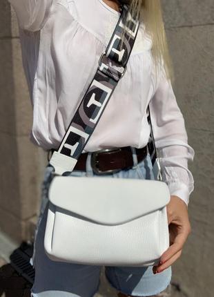 Біла шкіряна чорна сумка жіноча крос боді на широкому текстильному ремені2 фото