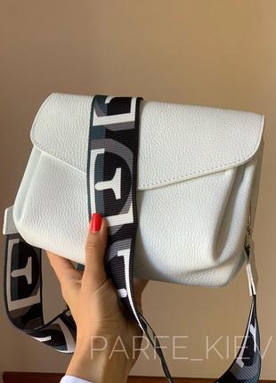 Біла шкіряна чорна сумка жіноча крос боді на широкому текстильному ремені3 фото