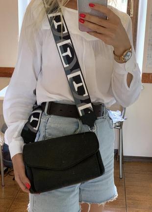 Біла шкіряна чорна сумка жіноча крос боді на широкому текстильному ремені7 фото