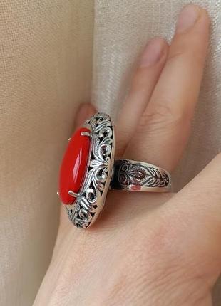 Серебряное кольцо с красным  кораллом овальной формы 19р6 фото