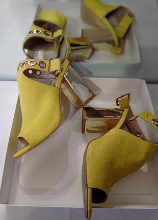 Босоніжки на стильних підборах,яскраві,легкі