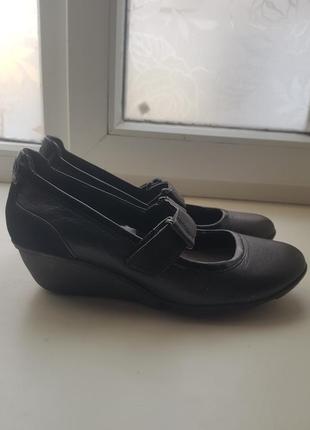 Кожаные туфли на танкетке clarks 37.5р.4 фото