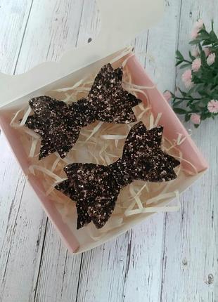 Блискучі бантики на заколці