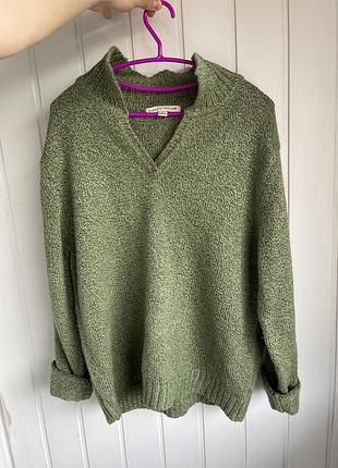 Светр з v-подібним вирізом