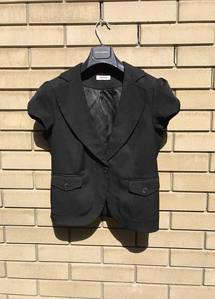 Чорний класичний піджак з ліхтариками руковами