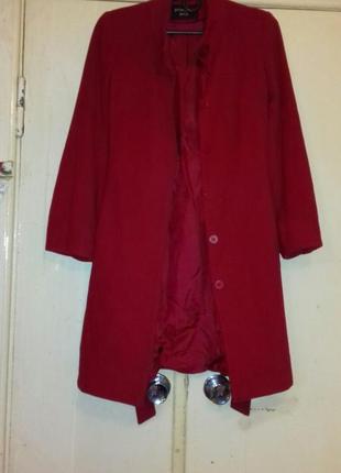 Красное палто весеннее яркое пальто красивое пышное пальто.1 фото
