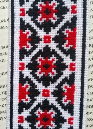 Закладка для книги в українському стилі з двосторонньою ручною вишивкою.4 фото