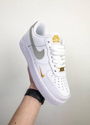 Шкіряні жіночі кросівки nike air force 1 essential olive. білі з оливковим