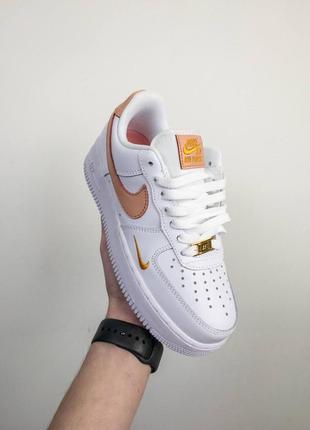 Шкіряні жіночі кросівки nike air force 1 essential peach. білі з персиковим